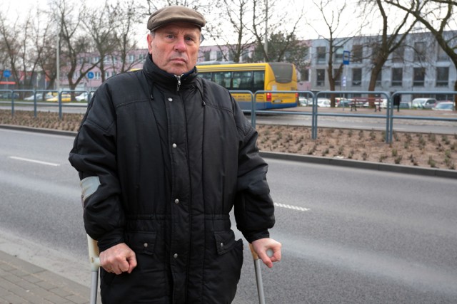 Marian Strefnikowski nie może się pogodzić z tym, że  na ulicy Koszalińskiej nie można utworzyć dodatkowego przejścia dla pieszych.