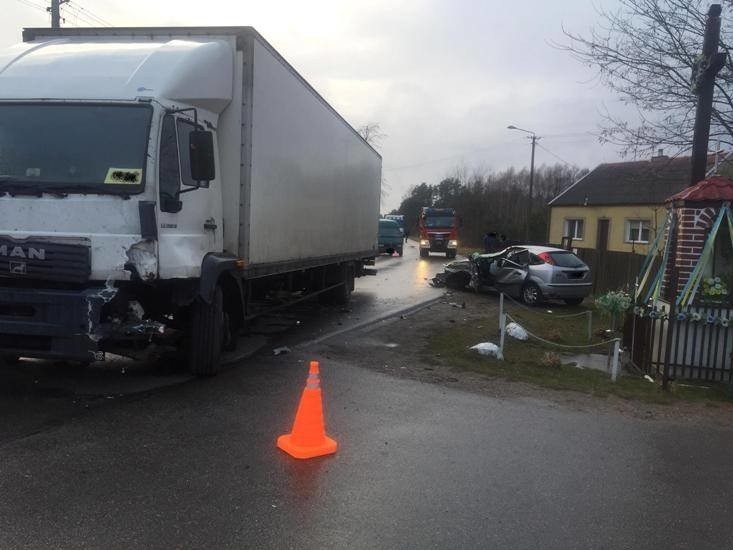 Burza śnieżna na Mazowszu. Zderzenie ciężarówki i osobówki w miejscowości Przejazd w gminie Głowaczów. Policja apeluje kierowców o rozwagę