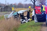 Śmiertelny wypadek pod Wrocławiem. Czołowe zderzenie z ciężarówką, nie żyje kierowca dacii [ZDJĘCIA]