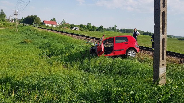 Do wypadku na drodze gminnej Jastrzębna - Krasnybór (pow. augustowski) doszło w niedzielę około godziny godz. 16.28. Na niestrzeżonym przejeździe kolejowym pociąg relacji Białystok-Suwałki zderzył się z pojazdem marki hyundai.Zdjęcia dzięki uprzejmości OSP Sztabin