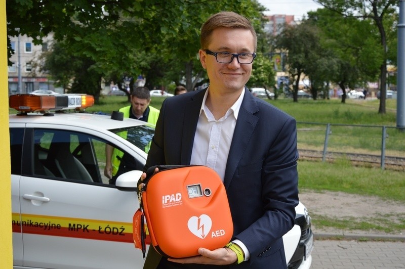 Mobilny defibrylator demonstruje Jan Łabza, z firmy Projekt...