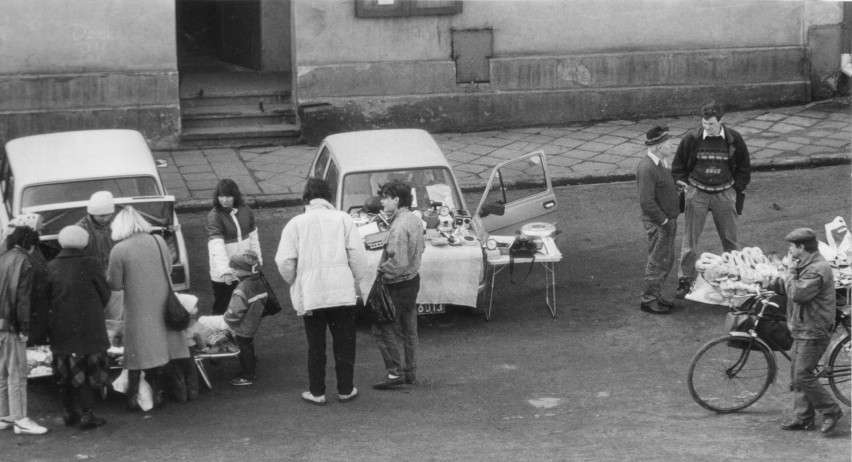 Rok 1992. Na ulicy można było kupić wszystko - buty, chleb,...