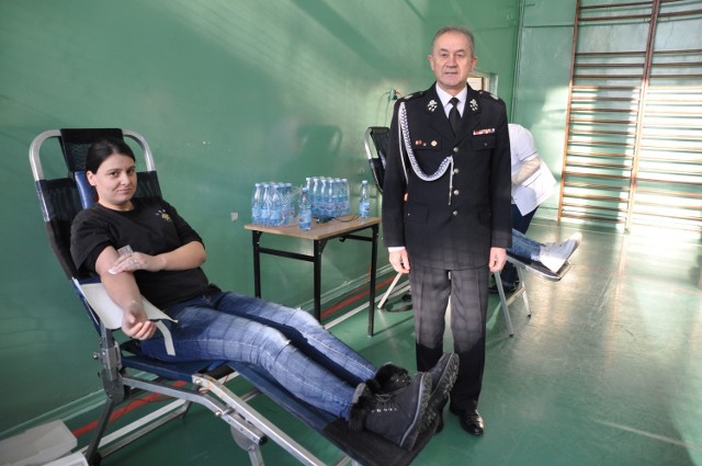 Jedną z uczestniczek oddających krew była Żaneta Sasin. Obok niej Robert Gałązka, prezes Ochotniczej Straży Pożarnej.