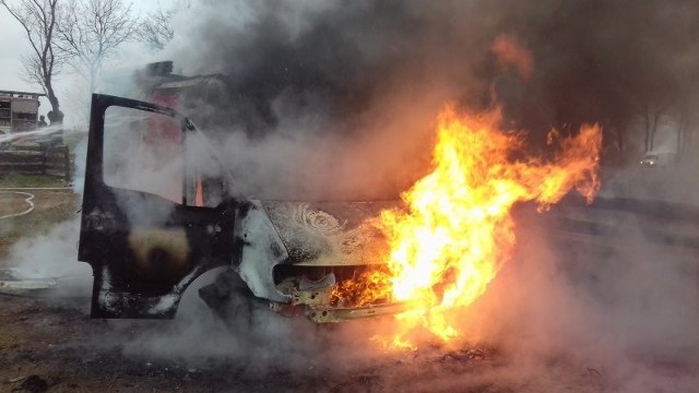 Było to 25 października o godzinie 9. Spalił się samochód dostawczy stojący na posesji w miejscowości Stara Łomża przy Szosie. Gdy strażacy przybyli na miejsce, samochód marki renault był całkowicie objęty ogniem. Z samochodu wyjęto dwie butle gazowe oraz kanister po benzynie. Na szczęście nikt nie ucierpiał.