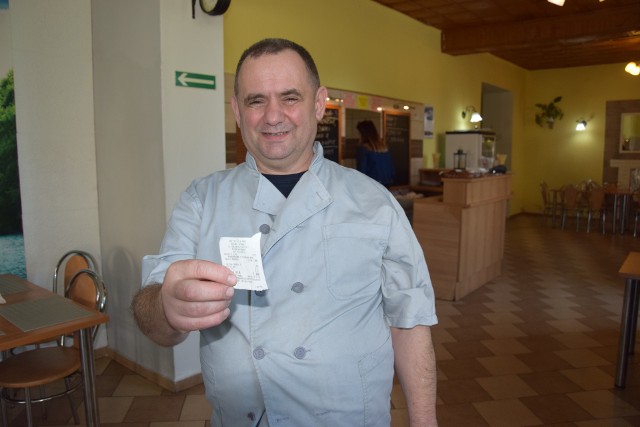 Zawsze warto pomagać - mówi Grzegorz Józkowicz, właściciel baru biorącego udział w akcji "Podziel się posiłkiem".