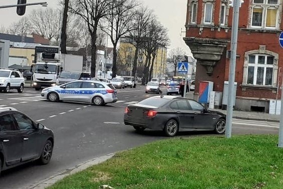 Wypadek na ulicy Tuwima w Słupsku. Jedna osoba przewieziona do szpitala [ZDJĘCIA]