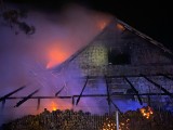 Nocny pożar w Cierpicach pod Toruniem. Płonący dom gasiło 10 zastępów straży pożarnej [zdjęcia]