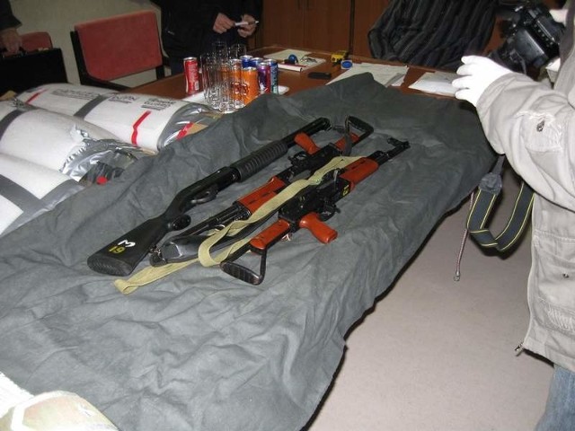 Dwa karabiny AK-47 i strzelba shotgun wyniesione ze statku.