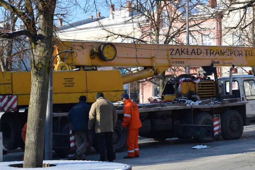 W Gorlicach zapachniało świętami. Nieco wcześniej niż zwykle, na płycie rynku stanęła choinka. Światełkami rozbłyśnie 6 grudnia