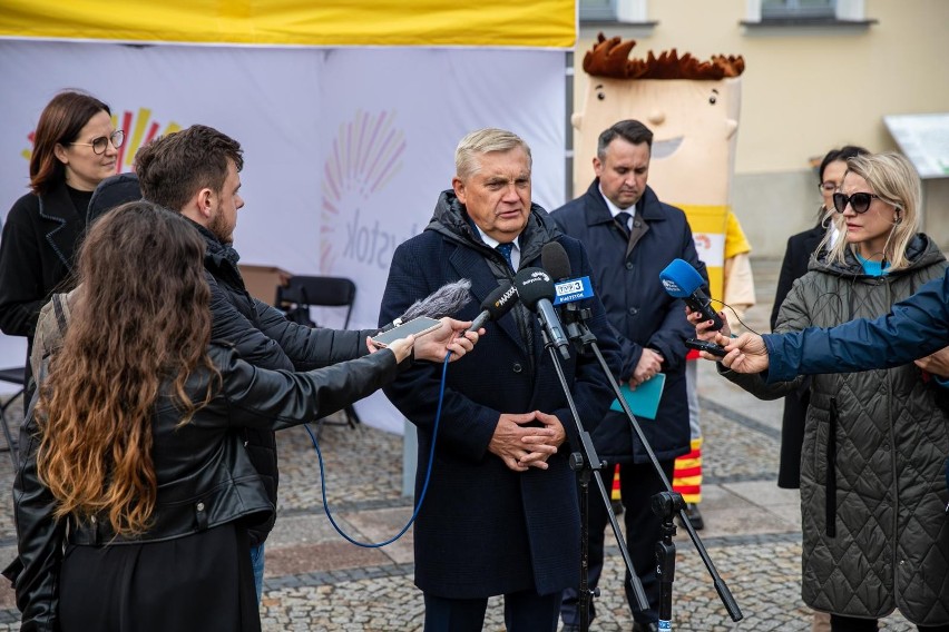 Prezydent Tadeusz Truskolaski zachęcał do oddania głosu w...