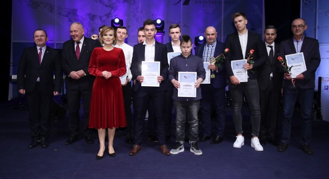 W piątek w Targach Kielce uroczyście rozwiązaliśmy 67. Plebiscyt Sportowy Świętokrzyskie Gwiazdy Sportu oraz plebiscyty powiatowe. Nie zabrakło laureatów z powiatu opatowskiego. Jak zawsze, bawili się znakomicie. Mocną reprezentację miał OKS Opatów na czele z Maciejem Zygadło, kierownikiem drużyny i czwartym wśród sportowców Piotrem Frańczakiem. -Świetna gala, nie mogło mnie tu zabraknąć. Jestem przeziębiony, ale na Waszą galę zawsze przyjeżdżam z radością - mówił Maciej Zygadło. Był też trener roku Paweł Rybus, nie zabrakło talentów z naszego powiatu. Wszyscy świetnie się bawili. ZOBACZ PEŁNE WYNIKI 67 PLEBISCYTU SPORTOWEGODorota Kułaga