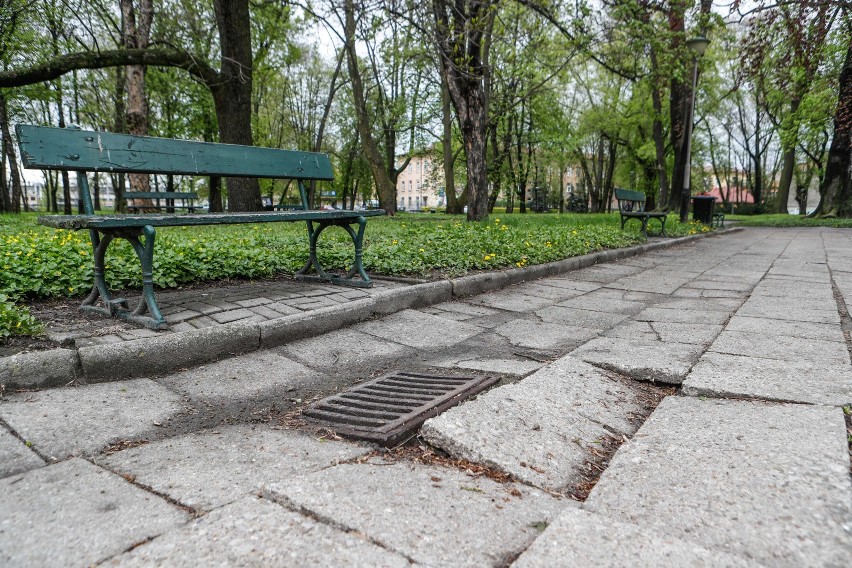 Park przy ul. Dąbrowskiego w Rzeszowie od lat wymaga...