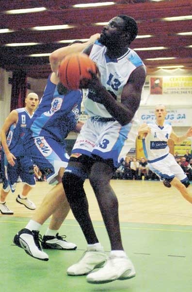 Center koszalińskiego AZS Gaz Ziemny Souleymane Wane (nr 13) był w meczu z Detal Met Notecią Inowrocław czołową postacią swojego zespołu.