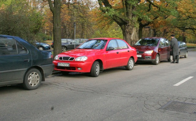 Kłopoty z pozostawieniem samochodu to stały problem dla parkujących w okolicach ulicy Parkowej w Szczecinie.