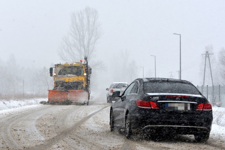 Atak zimy! W Świętokrzyskiem kłopoty na drogach i dużo stłuczek (ZDJĘCIA)