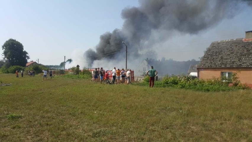 Pożar stacji demontażu pojazdów w Sulikowie. Dwie osoby poparzone [wideo, zdjęcia] 