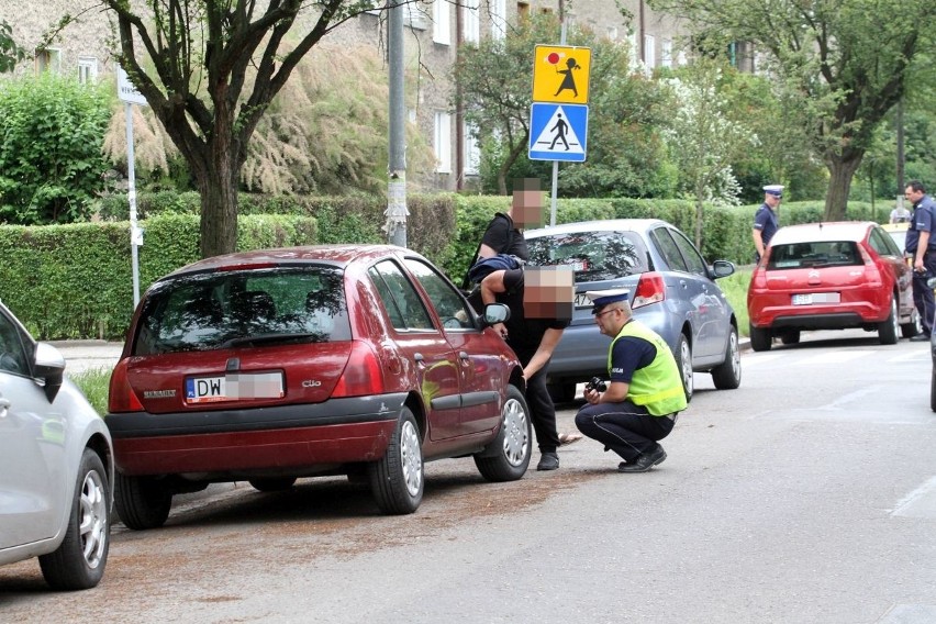 Kobieta w renault wjechała w zaparkowany samochód. Była pijana (ZDJĘCIA)