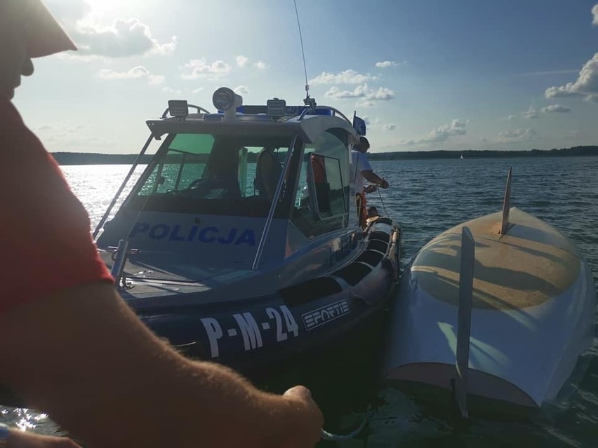 Akcja ratunkowa na jeziorze Wigry. Jacht z białostoczanami na pokładzie przewrócił się i załoga wpadła do wody [ZDJĘCIA]