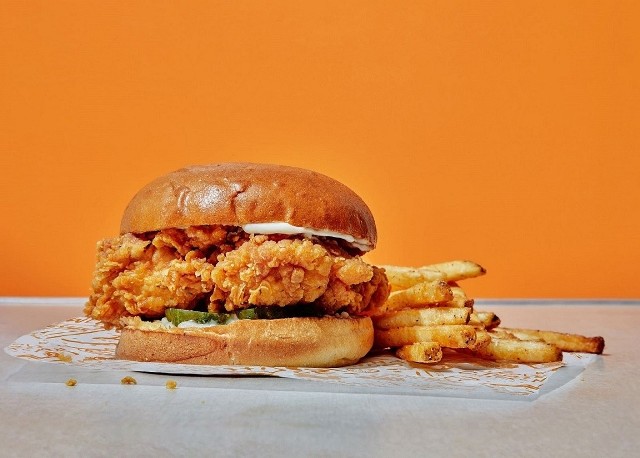 Popeyes już w środę 5 lipca ruszy z przedpremierową sprzedażą na Pyszne.pl. Wszystkie dostępne dania będą kosztowały 7,07 zł.