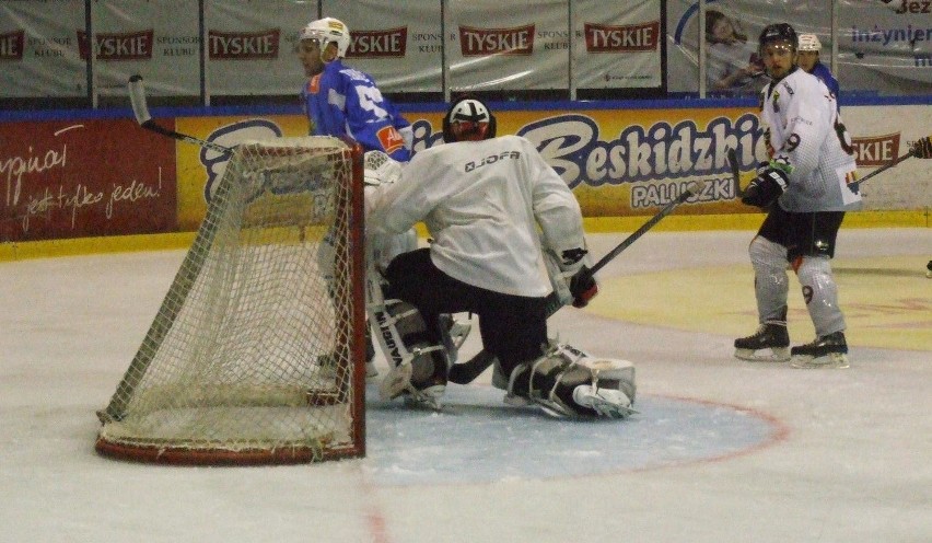 Oświęcim. W hokejowym sparingu Unia przegrała u siebie z Naprzodem Janów 3:4 [ZDJĘCIA, WIDEO]