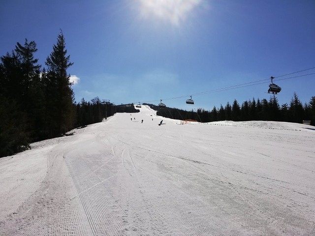 Szczyrk Mountain Resort  będzie czynny co najmniej do 7 kwietnia. W kwietniu na pewno będą otwarte trasy nr 2 i 3b, działać będzie także kanapa  na Zbójnicką Kopę oraz wyciąg talerzykowy na Małe Skrzyczne.