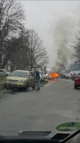 Auto spłonęło na drodze w centrum Jarosławia. Nikt nie odniósł obrażeń 