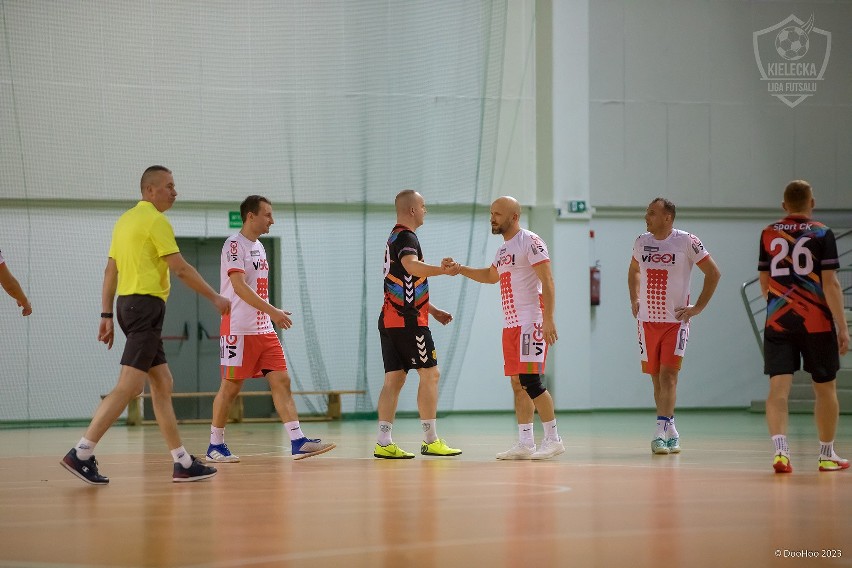 Za nami trzecia kolejka Kieleckiej Ligi Futsalu. W meczu Biernat Dachy z AKS Wzdół Kris Mar padło aż 9 goli. Zobacz zdjęcia