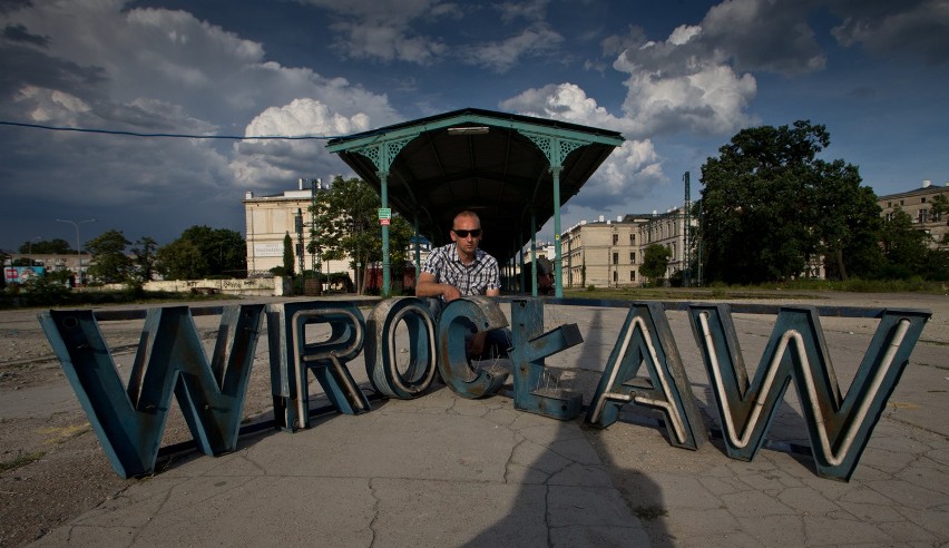 Tomasz Kosmalski ze starym neonem z Dworca Świebodzkiego