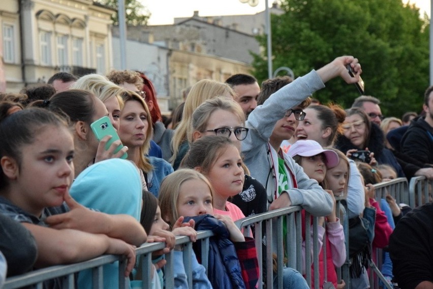 Częstochowa: Natalia Nykiel wystąpiła na dachu autobusu Red...