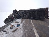 Wypadek na DK 63. Samochód ciężarowy zderzył się z busem. Trzy osoby przetransportowano do szpitala [ZDJĘCIA]