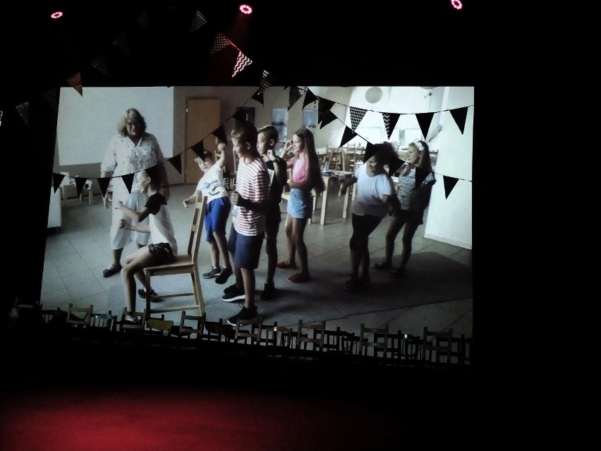 Nastolatkowie i seniorzy z Olkusza razem realizowali spektakl pantomimy z własnym podkładem muzycznym