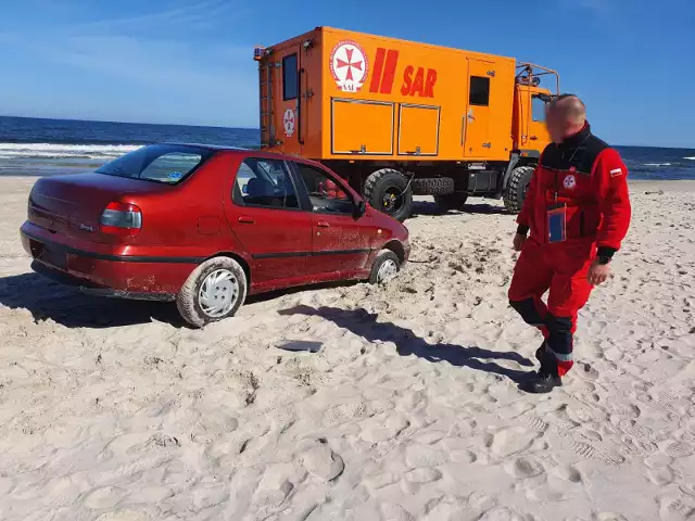 Policjanci z kołobrzeskiej komendy zostali dostali wezwanie do porzuconego auta