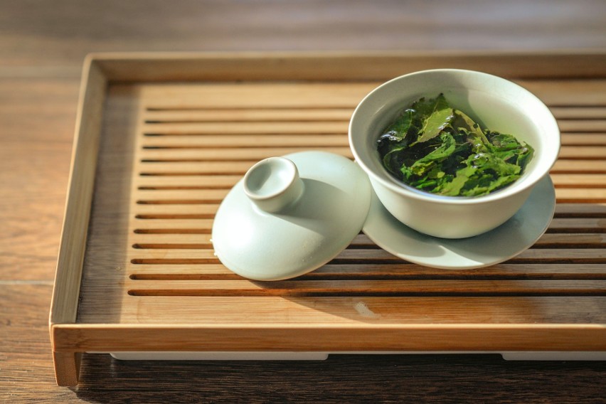 Zielona herbata zawiera substancje pobudzające, m.in....