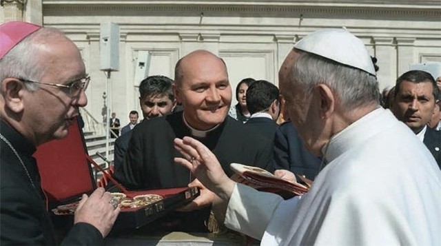 Koronacja koronami papieskimi Kalwaryjskiej Matki Boskiej Zawierzenia na Kalwarii w Praszce.