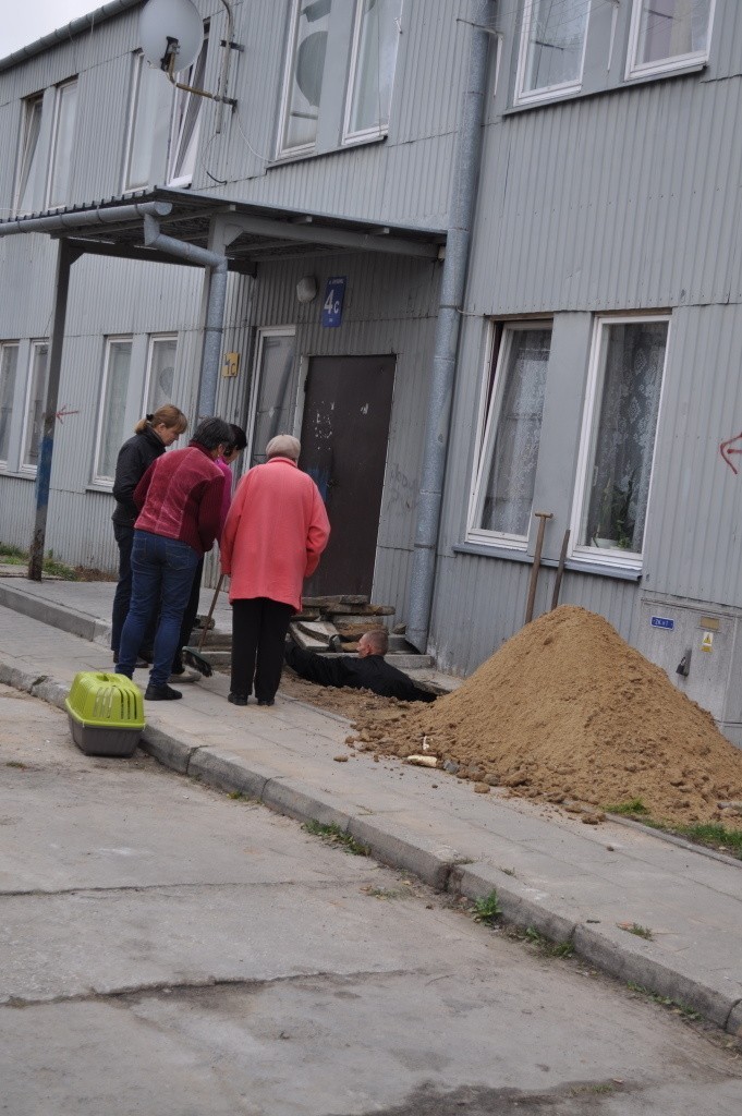 Pracownicy LPEC prowadząc w ubiegły piątek prace przy ulicy...