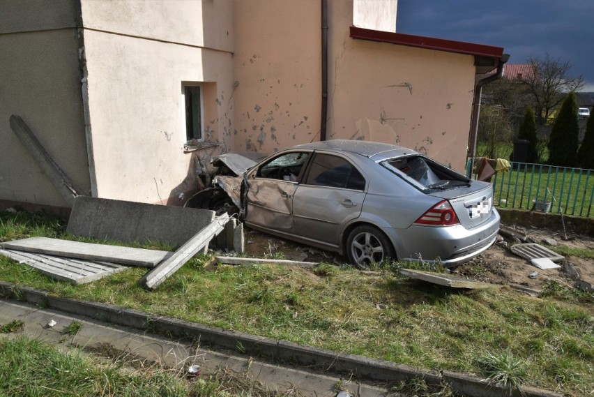 Groźny wypadek w Domaszowicach. Zderzenie dwóch aut, jedno uderzyło w dom! Dwie osoby ranne. Pijany kierowca wiózł dziecko [ZDJĘCIA]