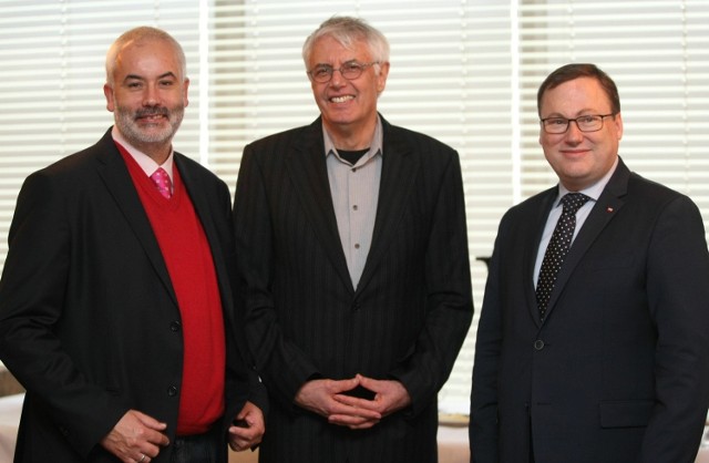 Od lewej - prof. Piotr Czauderna, prof. Helmut Breuninger oraz jego pacjent Grzegorz Bierecki