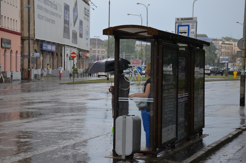 Meteorolodzy ostrzegają przed burzami z gradem. We Wrocławiu już pada (GDZIE JEST BURZA, RADAR)