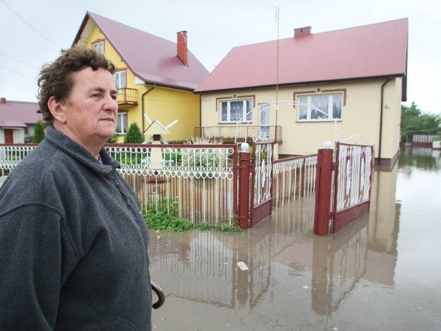 Zalane domy w Mieczynie w gminie Krasocin. Dom pani Janiny Ciosek  jest kompletnie zalany.