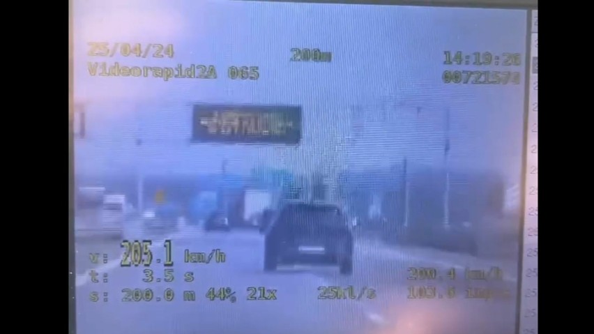 Pirat drogowy, jadący Volkswagenem Golfem, jechał w Zbrosławicach 205 km/h! Zatrzymała go grupa SPEED. Zobacz VIDEO