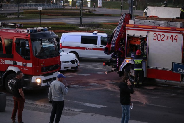 Wypadek na rondzie Grunwaldzkim w Krakowie spowodował dziś utrudnienia w tej części miasta.
