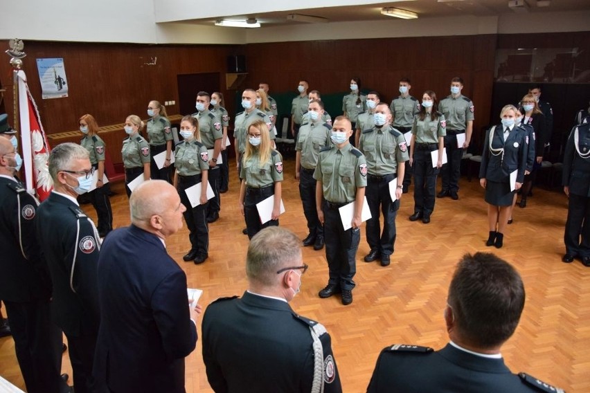 Białystok. Nowi funkcjonariusze w podlaskiej KAS. 20 nowoprzyjętych do służby złożyło uroczyste ślubowanie [ZDJĘCIA]