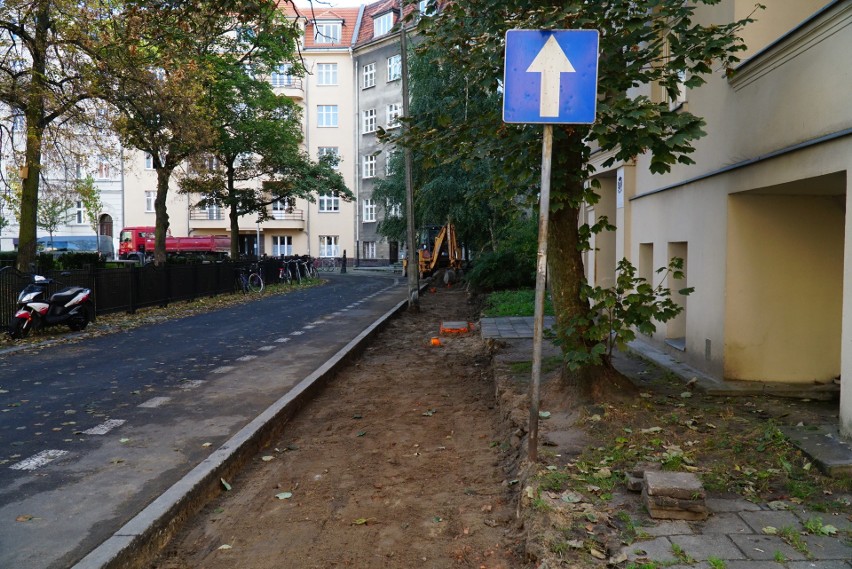 Chodnik przy placu Asnyka, od skrzyżowania z ul. Słowackiego...