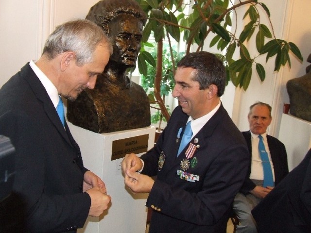 Legitymację i odznakę wręczył Edwardowi Kowalewskiemu prezes Assocation Internationale des Soldats de la Paix Laurent Attar Bayru (z prawej).