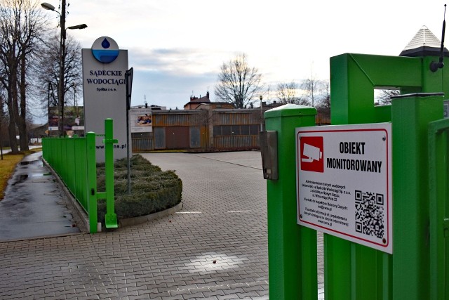 19 lutego dw&oacute;jka urzędnik&oacute;w ratusza przez kilka godzin fotografowała kom&oacute;rkami siedzibę Sądeckich Wodociąg&oacute;w, zaparkowane auta i pracownik&oacute;w. Według wyjaśnień zwierzchnika dokumentowali obiekty sp&oacute;łki do biuletynu prasowego, ale pojawiają sie r&oacute;wnież przypuszczenia, że chcieli uwiecznić nowy nabytek prezesa, hybrydowe volvo