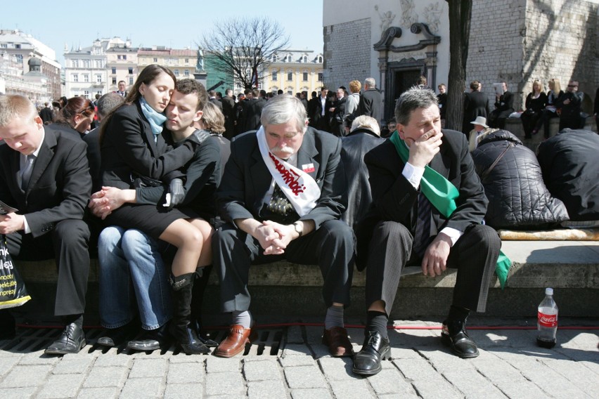 10 lat temu spoczęli na Wawelu. Ostatnia droga pary prezydenckiej [GALERIA]