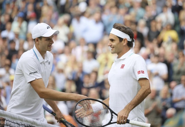 Hubert Hurkacz pokonał Rogera Federera w trzech setach, co na kortach Wimbledonu nie udało się nikomu od 19 lat