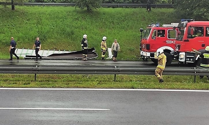 Burze w zachodniej Małopolsce. Trąba powietrzna nad Bolesławiem. Wiatr poniósł blaszany dach na drogę krajową 94 [ZDJĘCIA]  AKTUALIZACJA