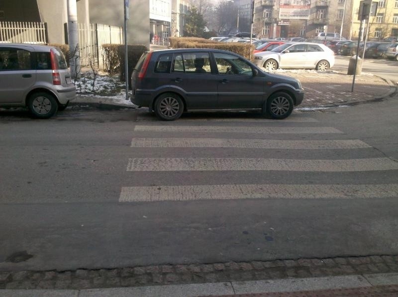 Kraków. Mistrzowie parkowania wciąż uprzykrzają życie [ZDJĘCIA]