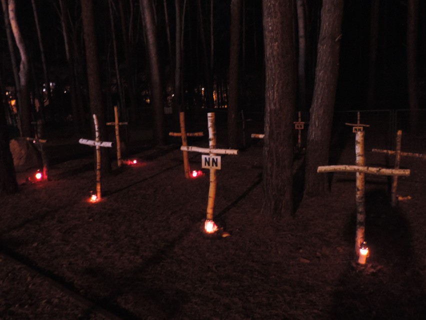 Cmentarz w Małkini. Znicze zapalono także na pomnikach i grobach żołnierzy [ZDJĘCIA]